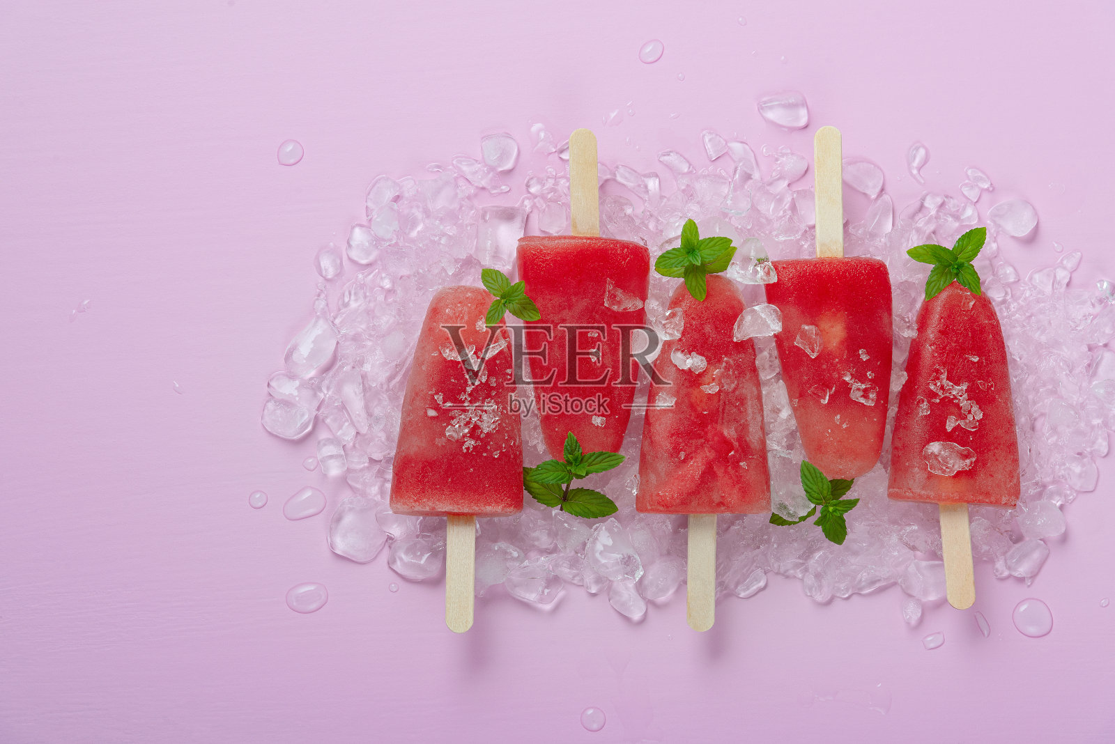 粉红色的桌子上放着西瓜冰淇淋。副本的空间。照片摄影图片