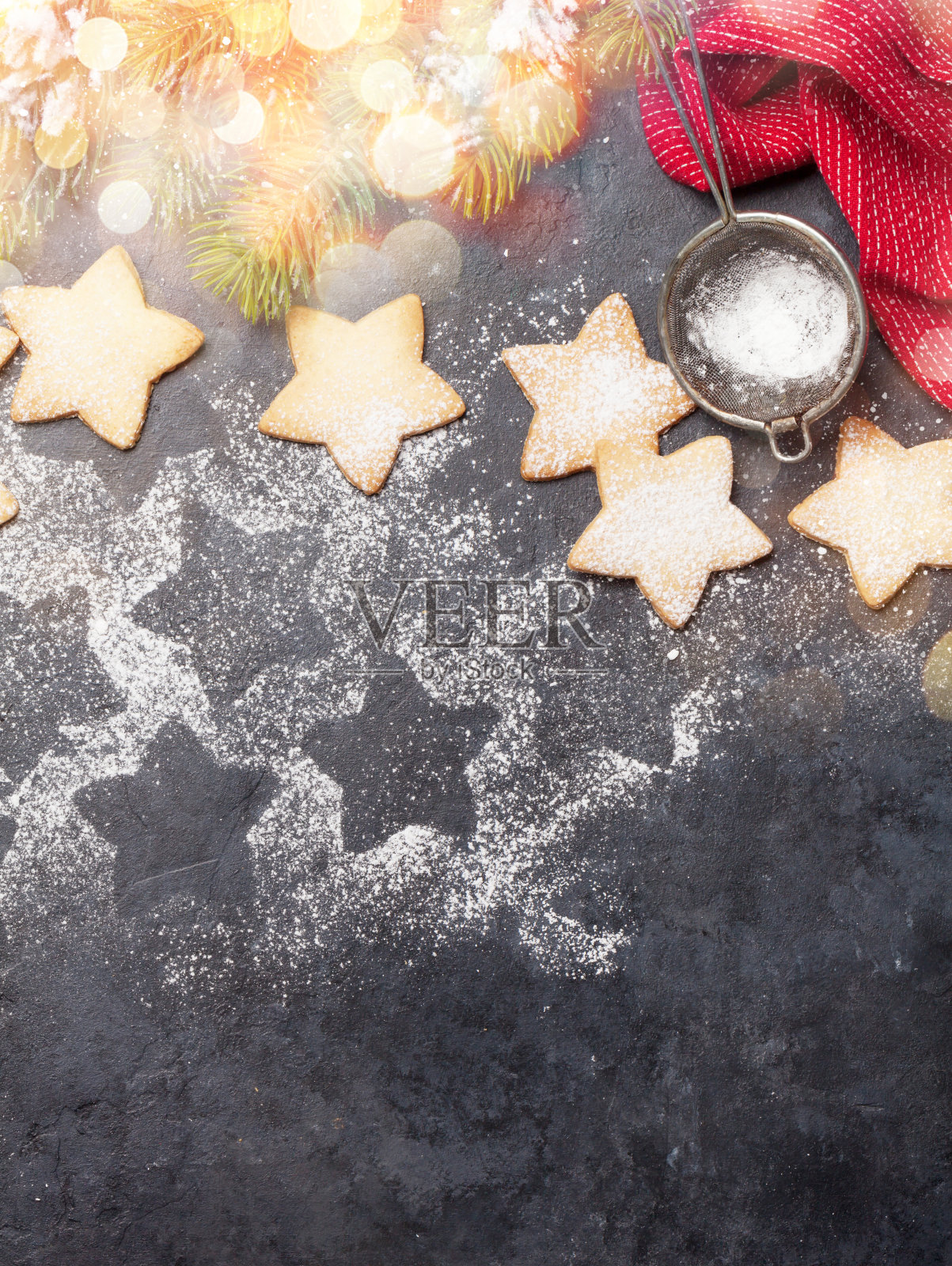 圣诞贺卡与冷杉树和姜饼饼干照片摄影图片