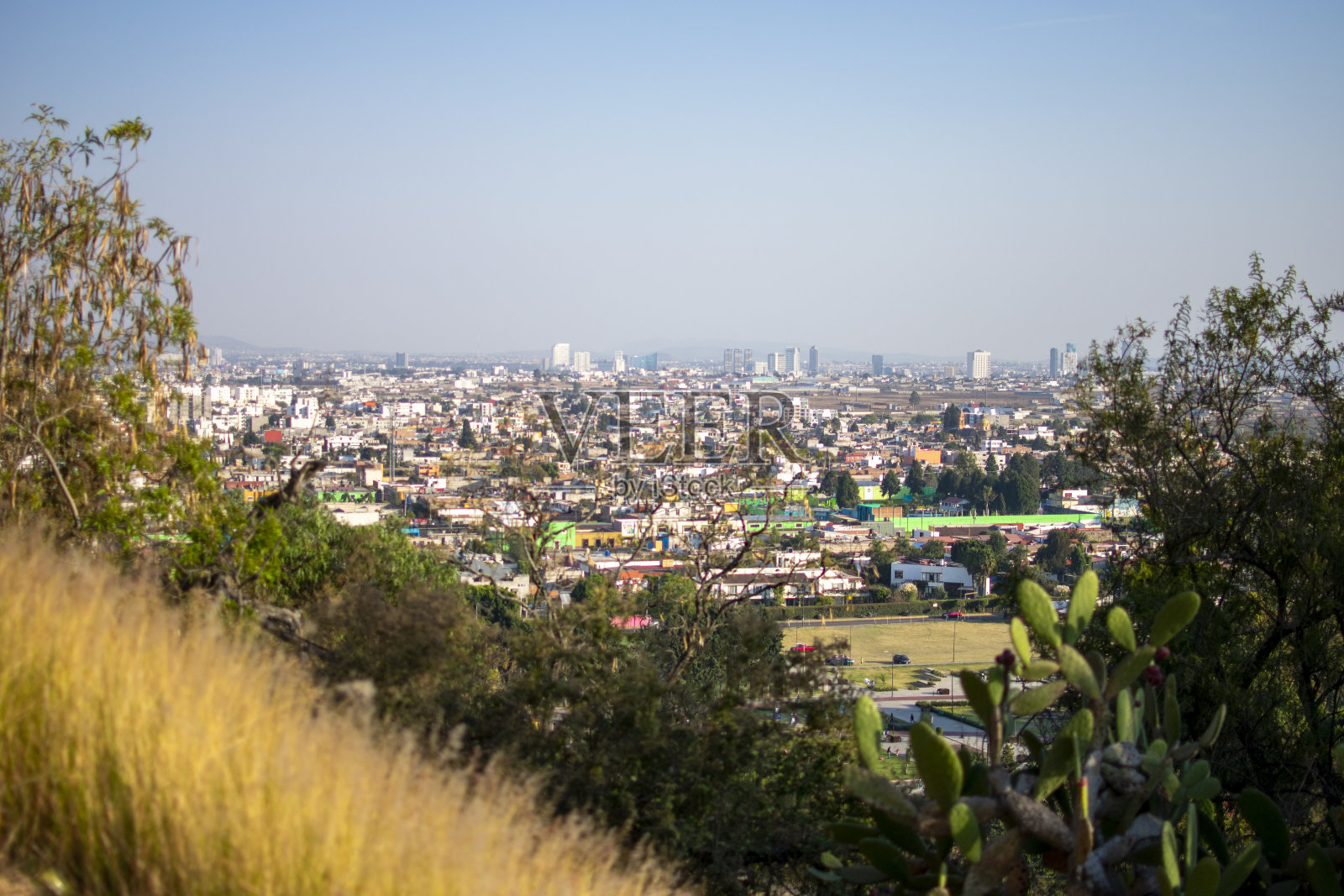 从救济圣母圣所或墨西哥普埃布拉乔鲁拉大教堂俯瞰城市，乔鲁拉大教堂建在乔鲁拉大金字塔上或Tlachihualtépetl照片摄影图片