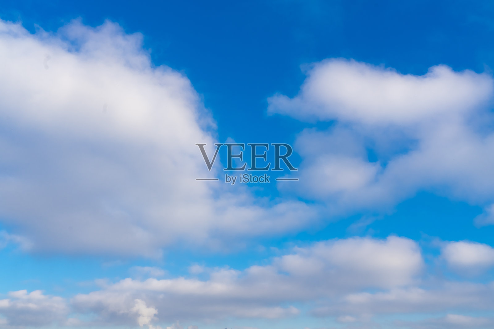 蓝天上美丽的白云。自然背景照片摄影图片