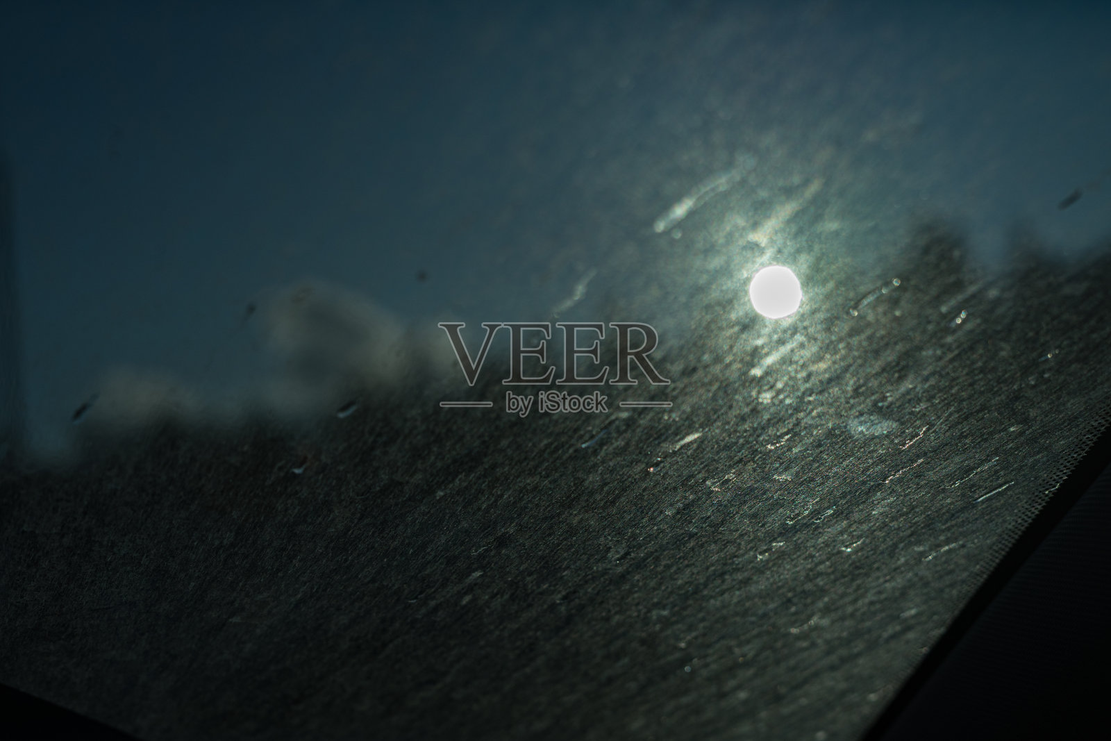 阳光透过汽车肮脏的挡风玻璃照射进来照片摄影图片