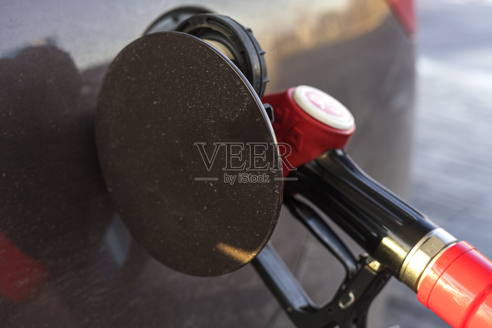 加油枪插入油箱照片摄影图片