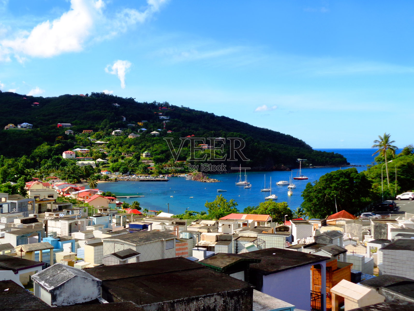 船只停泊在瓜德罗普岛的德沙伊湾照片摄影图片