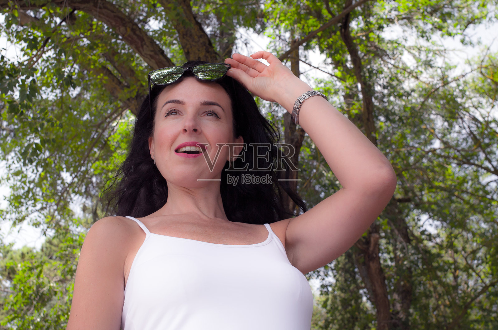 带着镜子的微笑女人。照片摄影图片