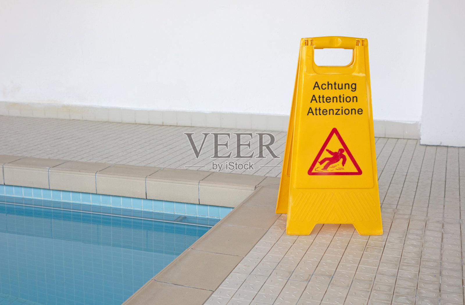 室内游泳池的湿地板标志，选择性聚焦照片摄影图片