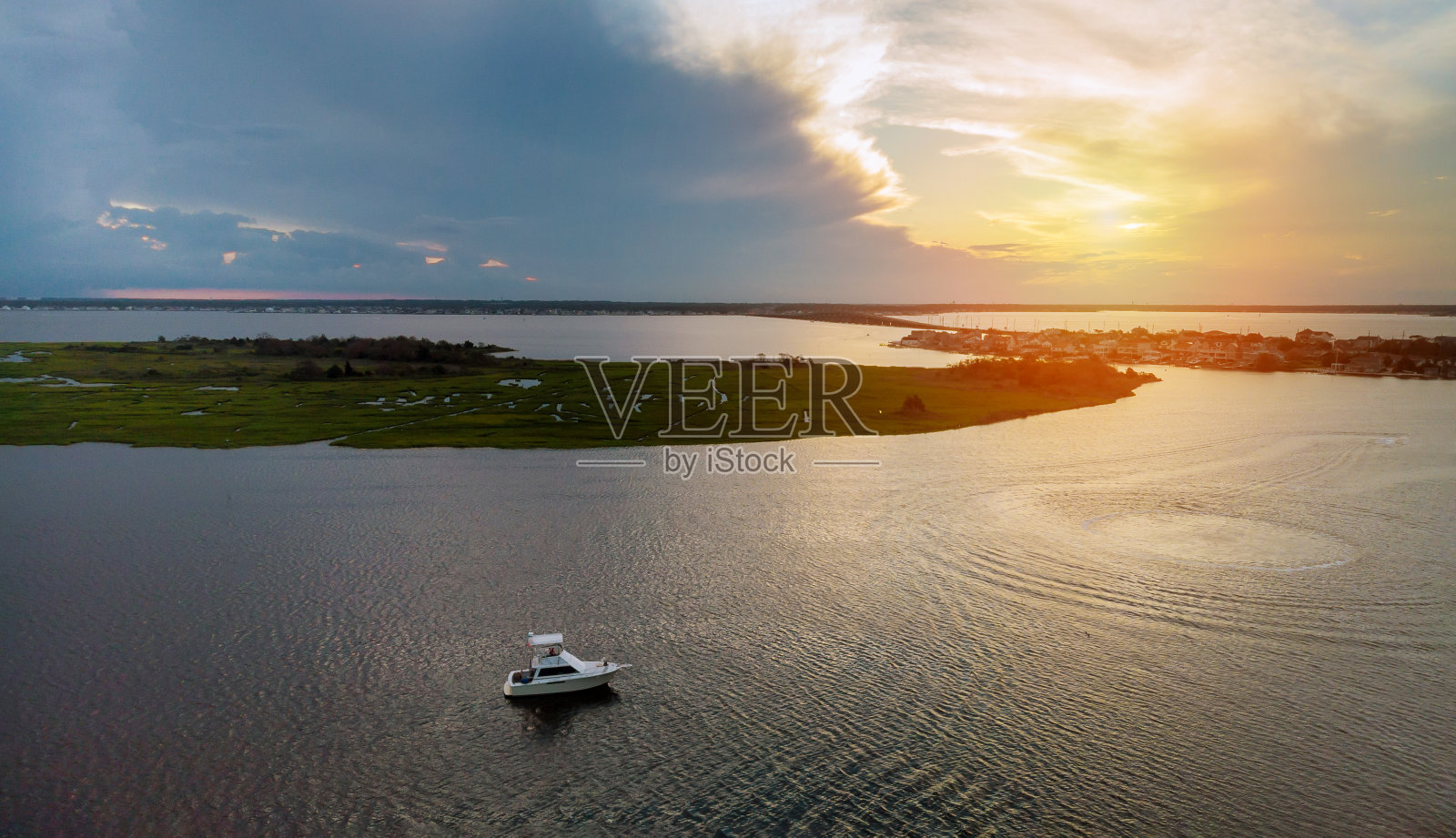 鸟瞰图一个沿海住宅区的在海滩上美丽的码头上的小船码头照片摄影图片