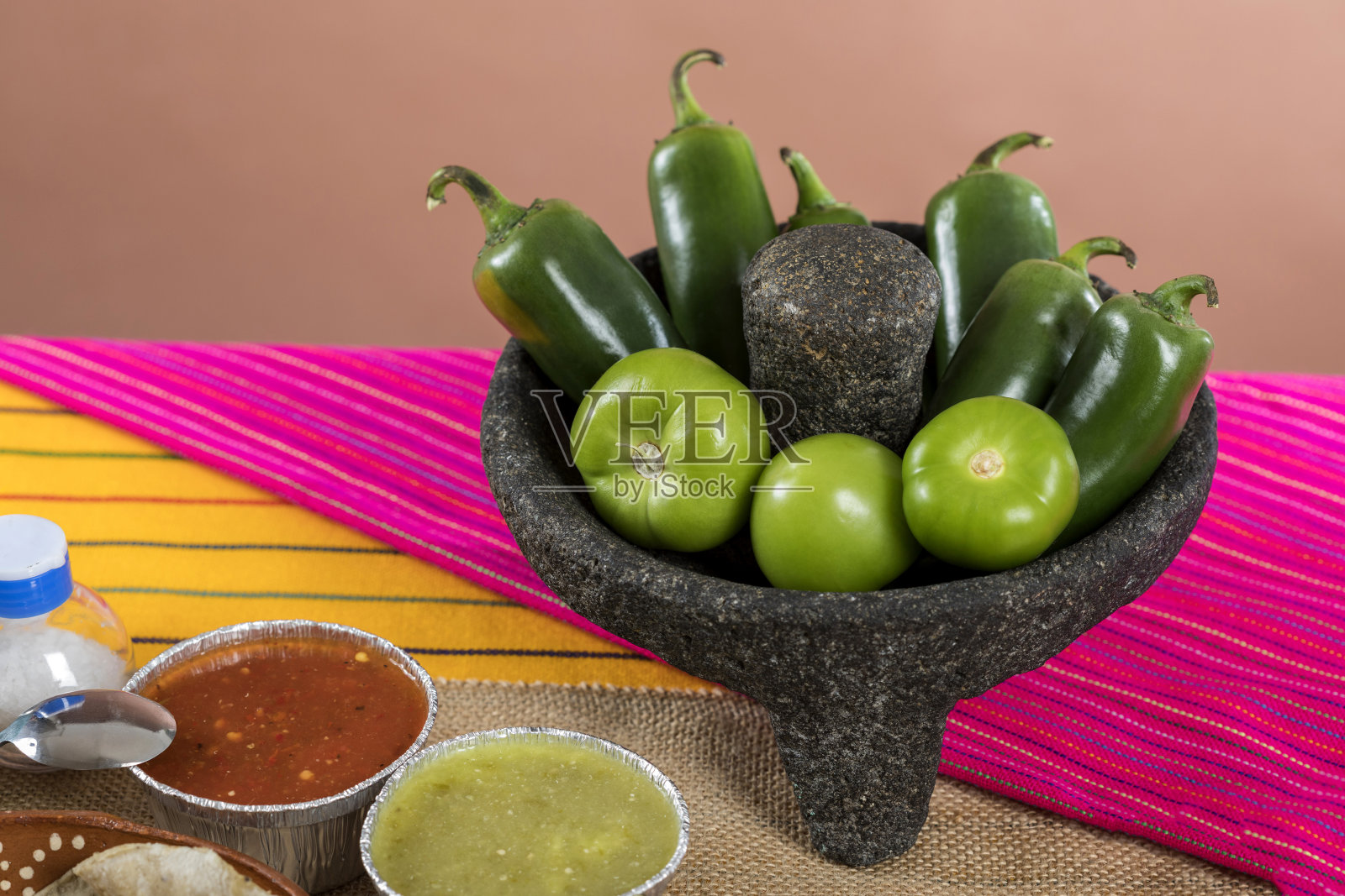 典型的墨西哥菜，酱汁放在五颜六色的桌子上。照片摄影图片