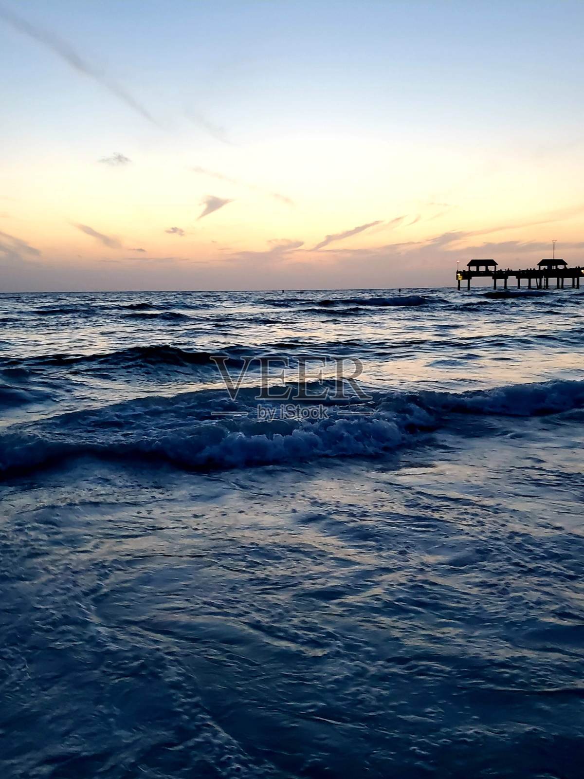 海滩上的波浪照片摄影图片
