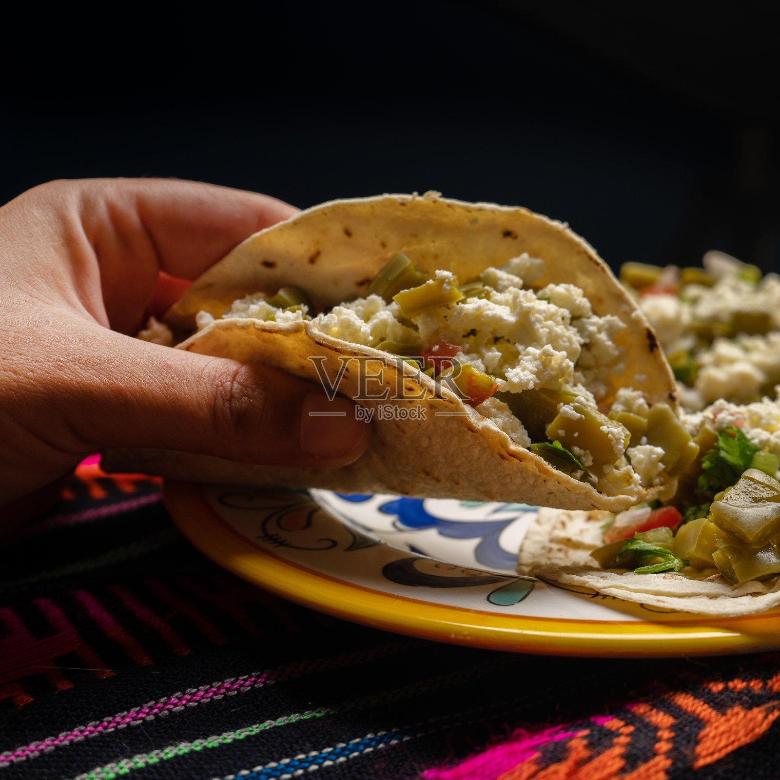 墨西哥诺帕尔仙人掌玉米饼和奶酪在木制背景照片摄影图片