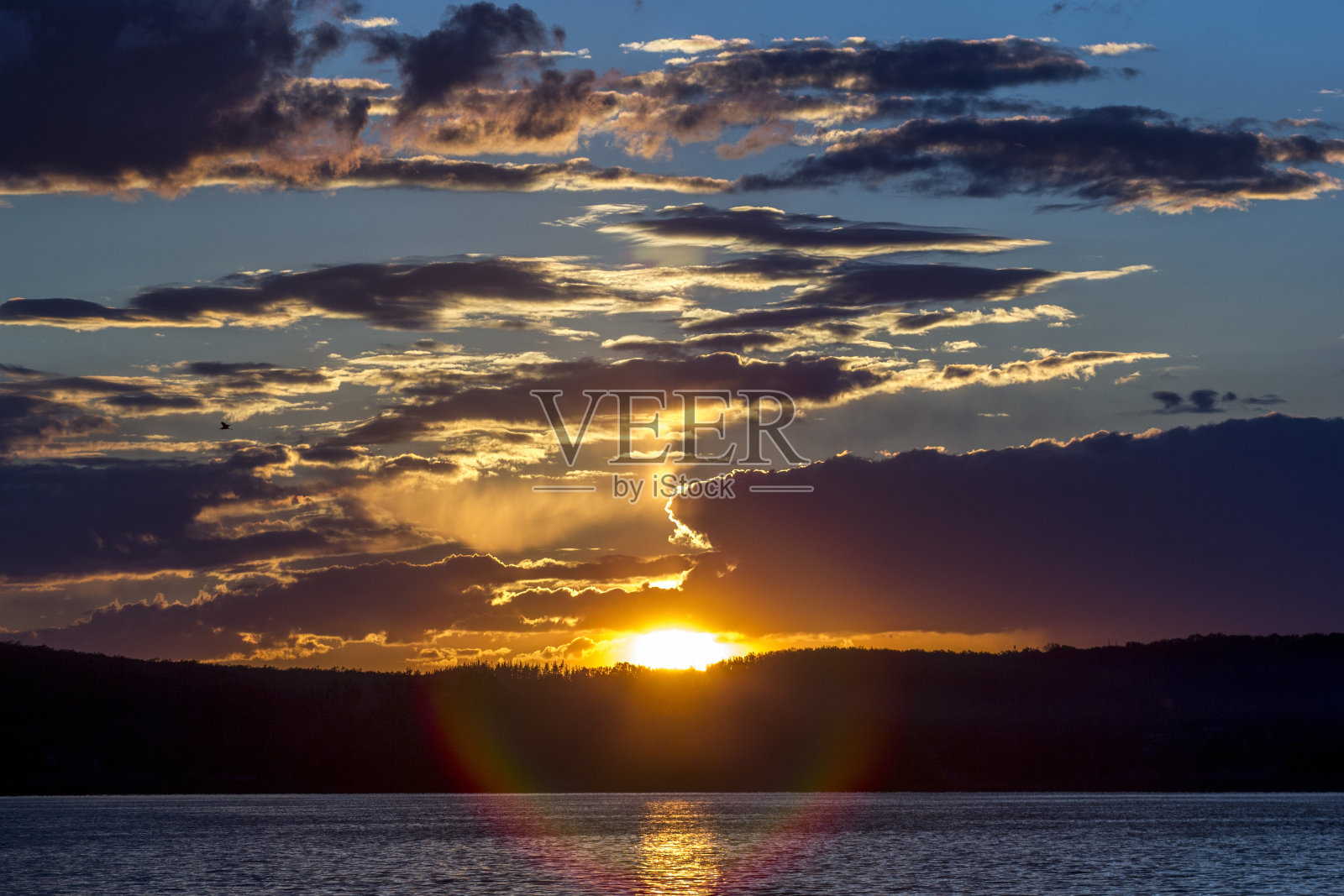 美丽的晚霞天空，夕阳在湖中的倒影照片摄影图片