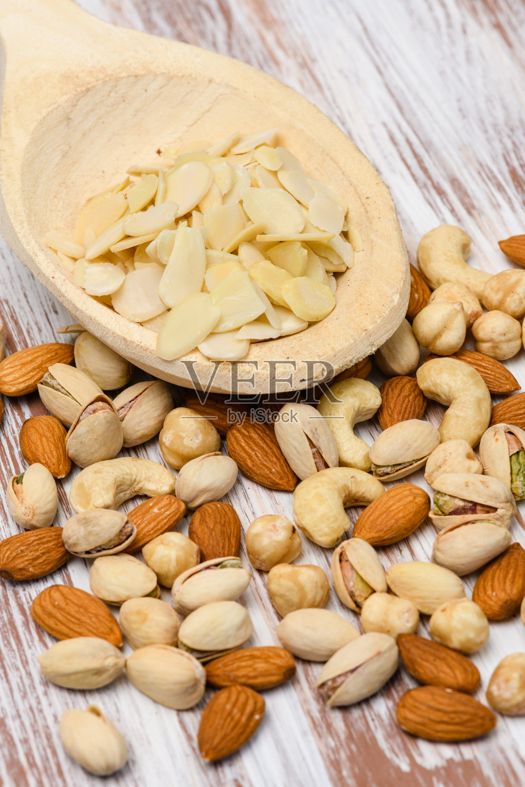 桌子上的木盒里的什锦坚果照片摄影图片