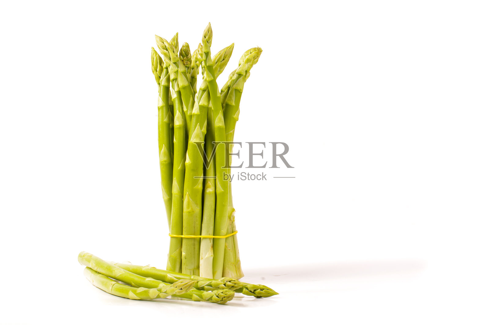 新鲜芦笋孤立在白色背景上照片摄影图片