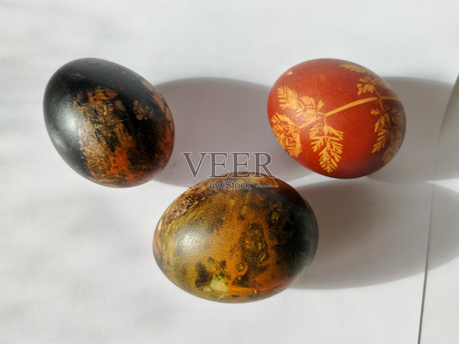 复活节彩蛋孤立在明亮的背景上照片摄影图片