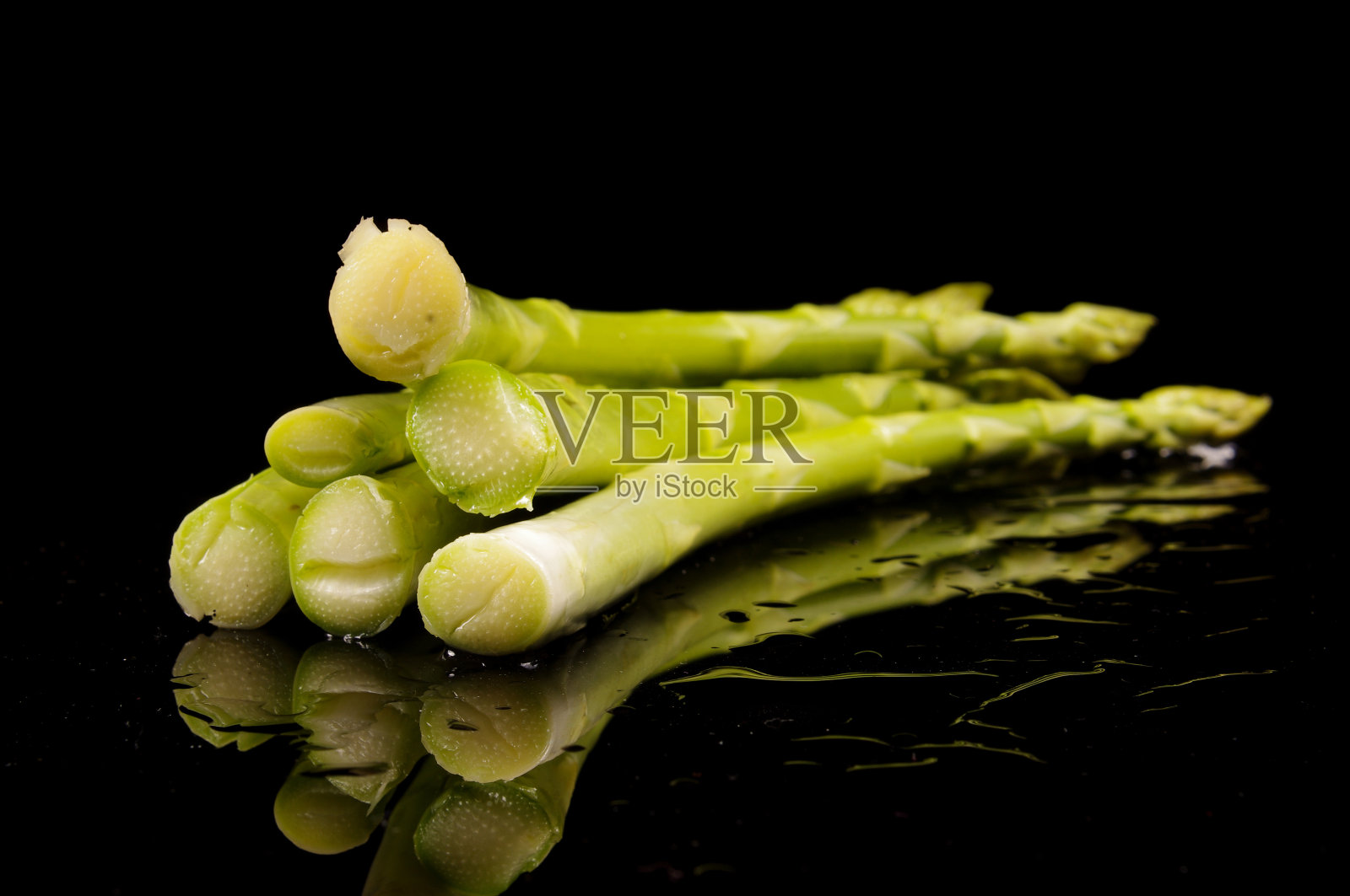 健康蔬菜芦笋孤立在黑色照片摄影图片