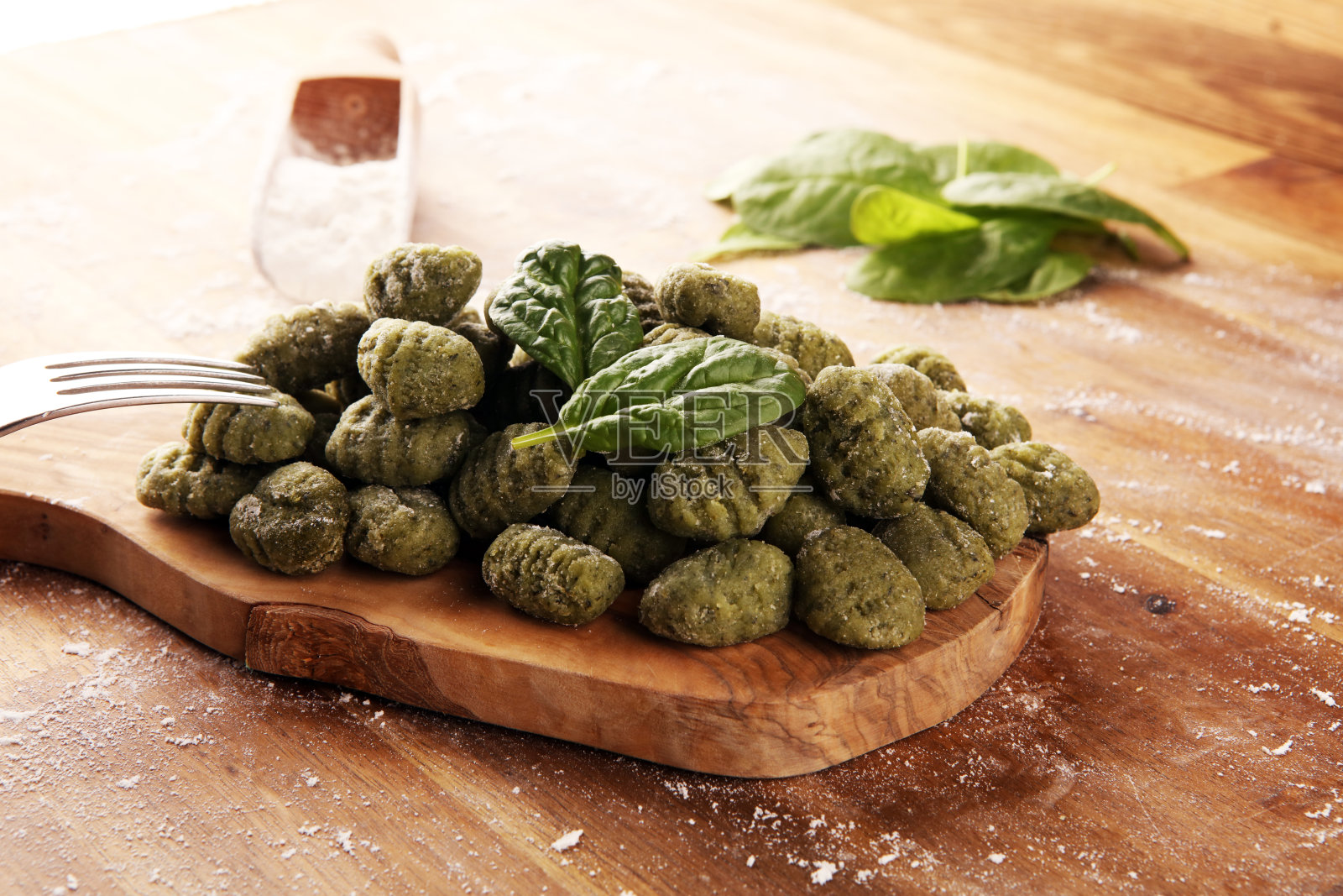 用新鲜菠菜做的手工汤圆。背景是意大利传统汤圆照片摄影图片