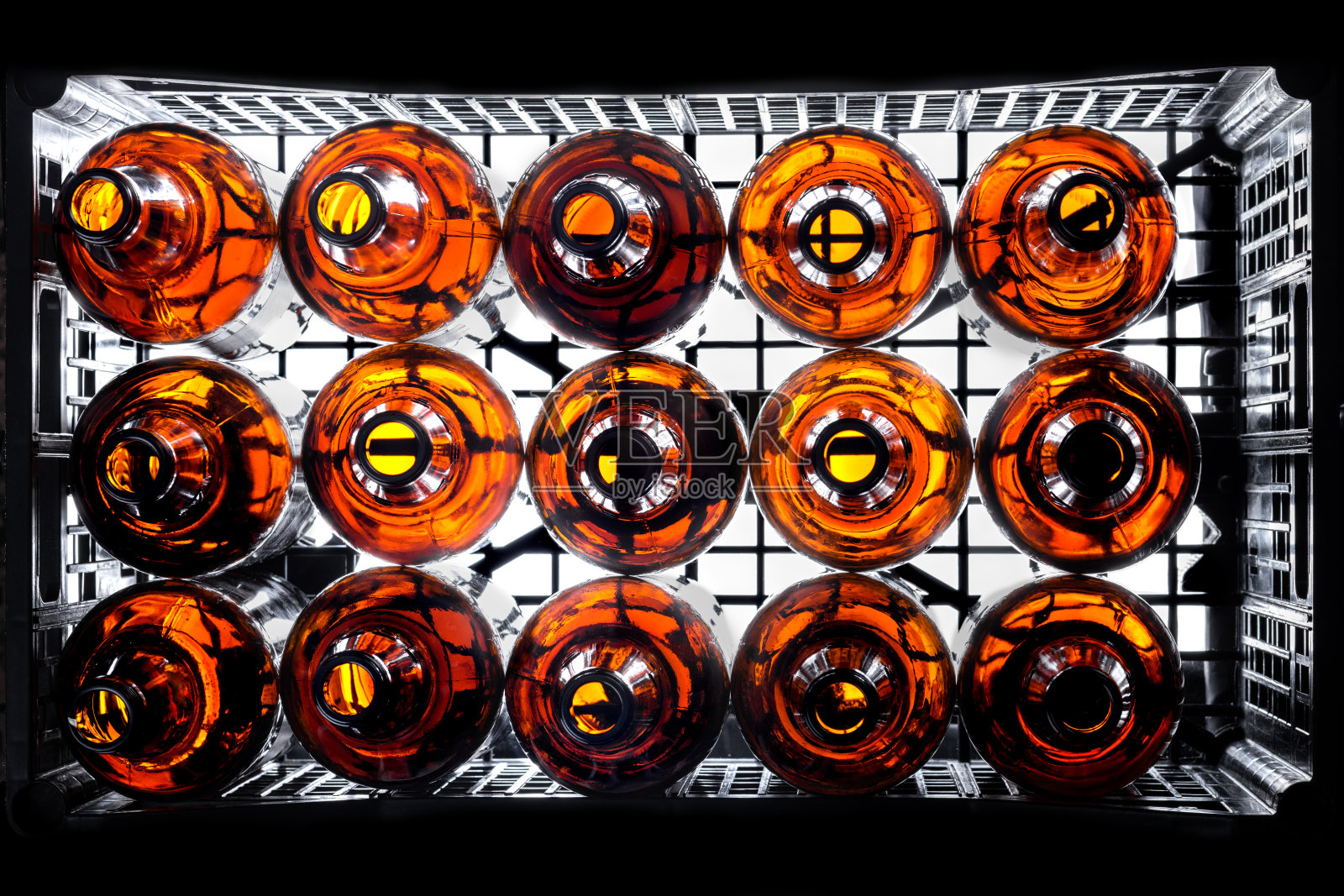 空啤酒琥珀酒瓶盒与背光鸟瞰照片摄影图片