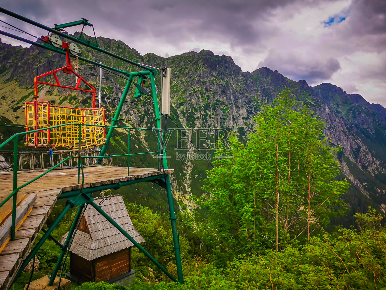 山顶上的升降机和棚子照片摄影图片