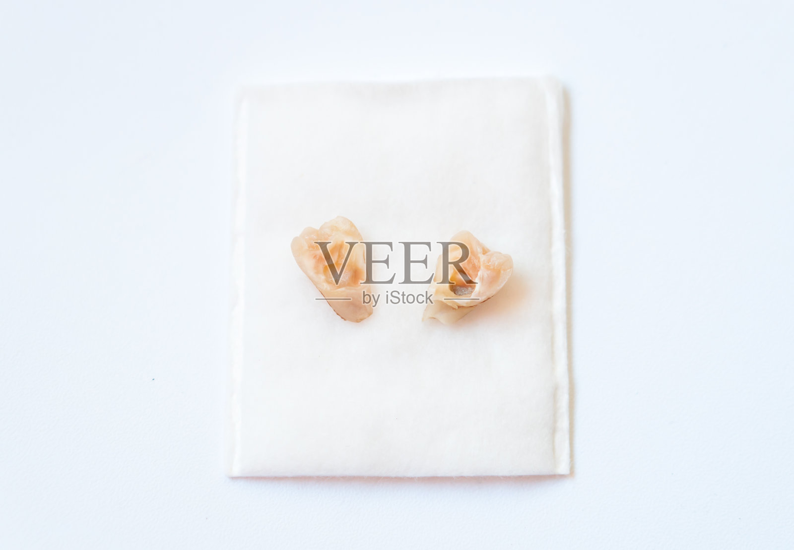 看完牙医后从小孩口中脱落的旧乳牙照片摄影图片