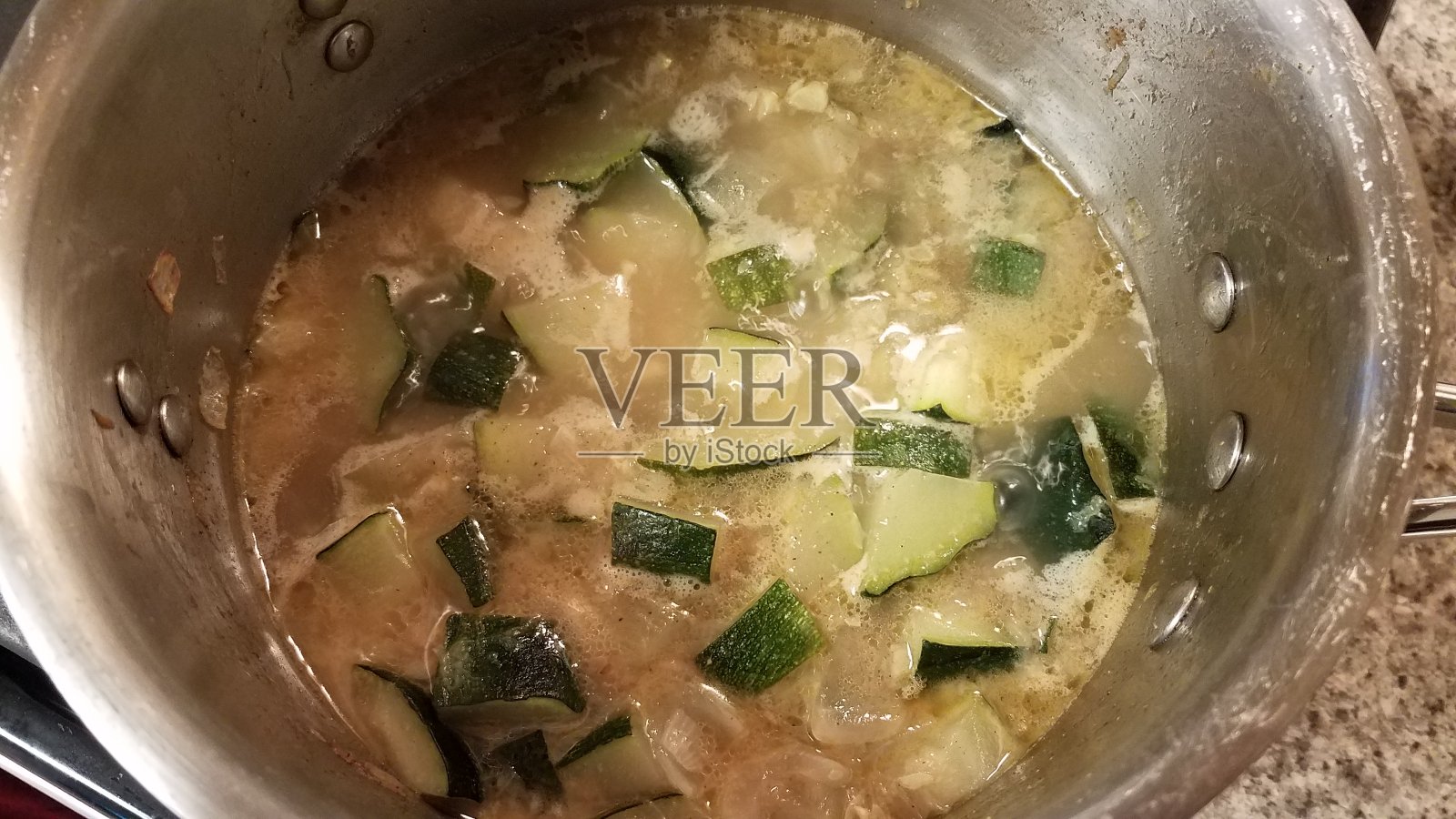 将切好的西葫芦放入锅中煮熟照片摄影图片