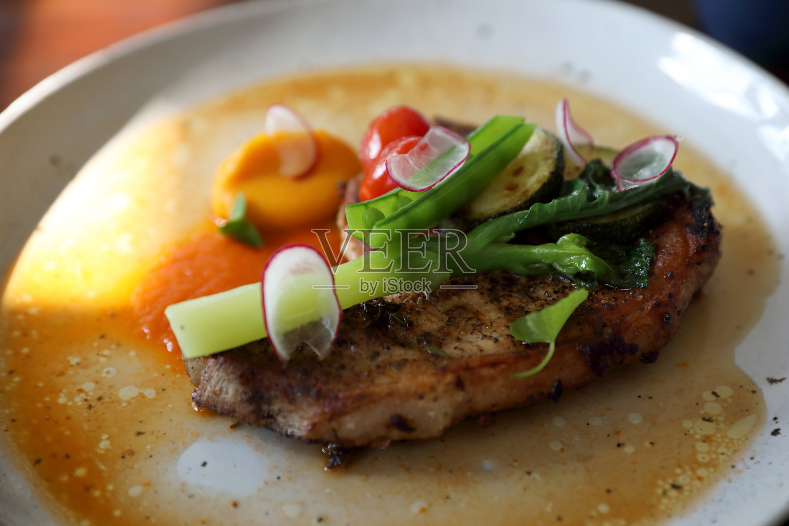 烤猪排和蔬菜在上面的木材背景照片摄影图片