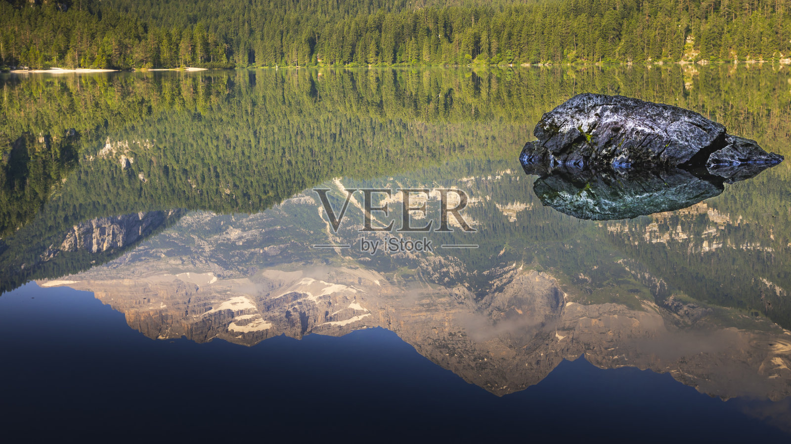 田园诗般的托维尔湖反射，长时间暴露在日出-特伦蒂诺，白云石-意大利照片摄影图片