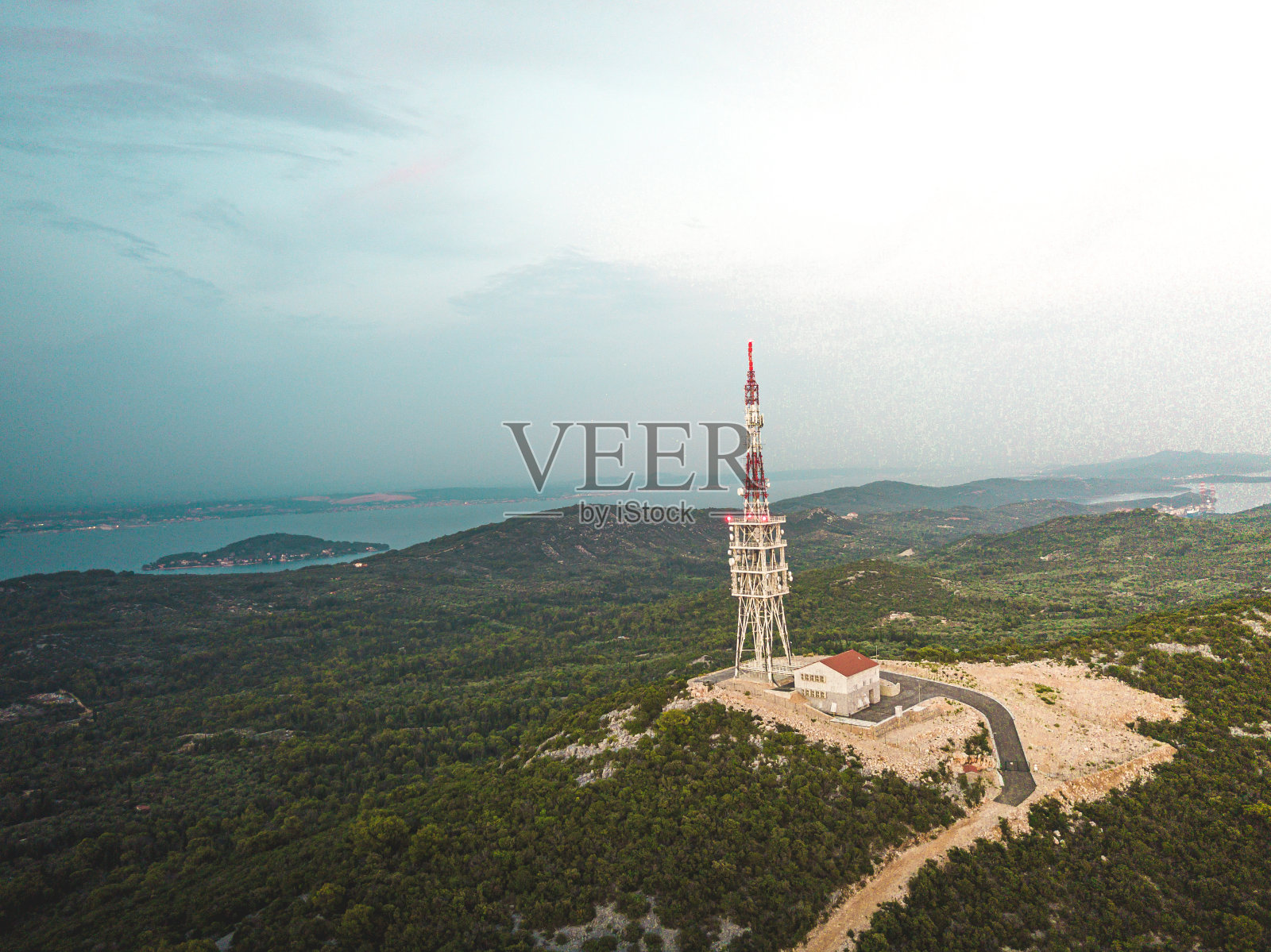 鸟瞰图电信塔，卫星碟形天线，网络天线照片摄影图片