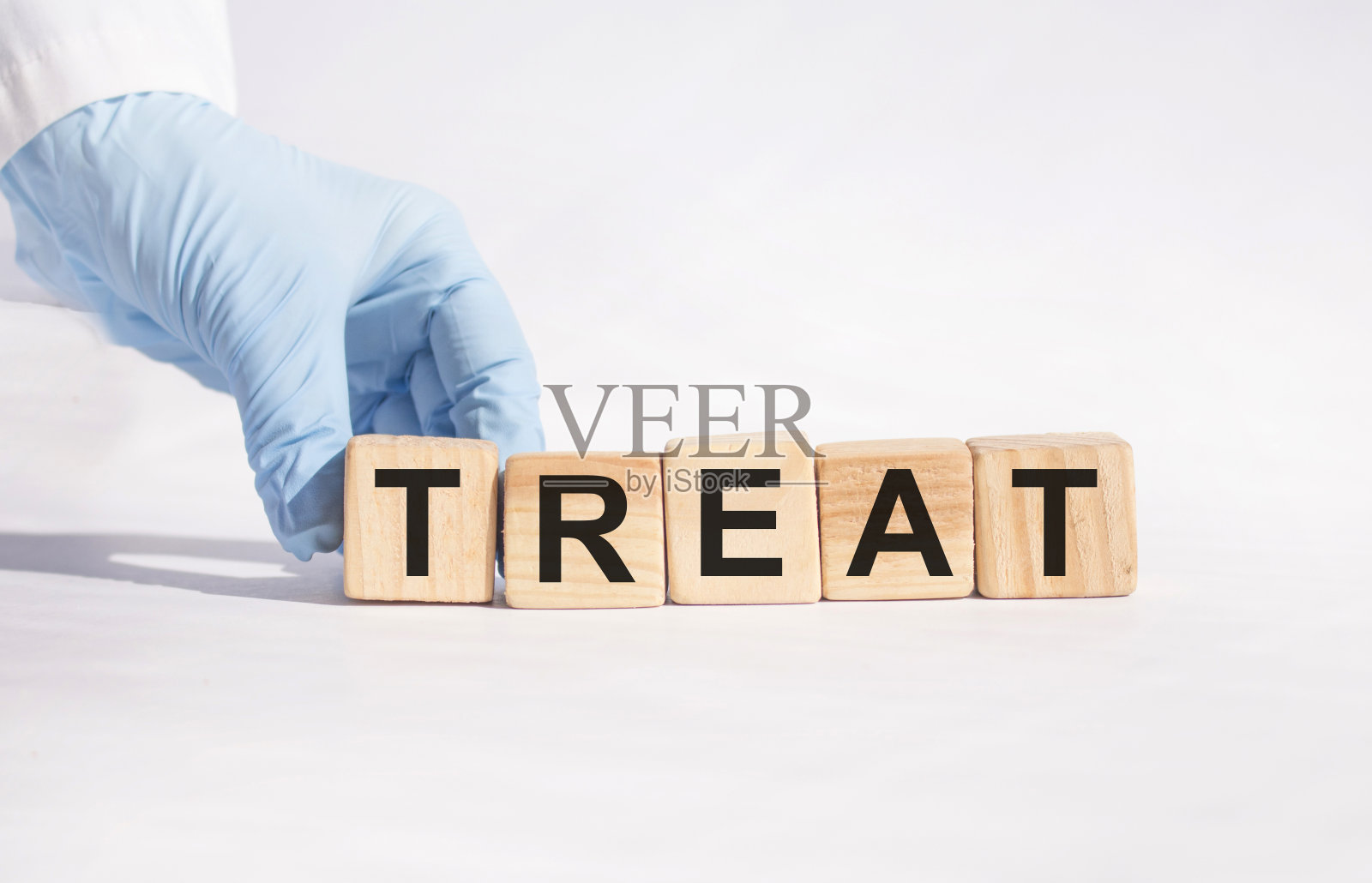 带有“Treat”字样的木块。医学概念。照片摄影图片