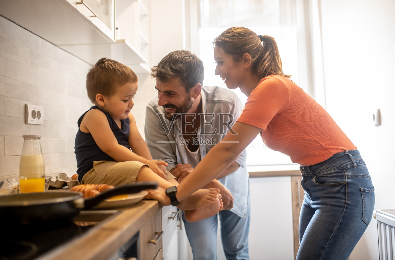 一家人在新厨房里做早餐，家庭时刻照片摄影图片