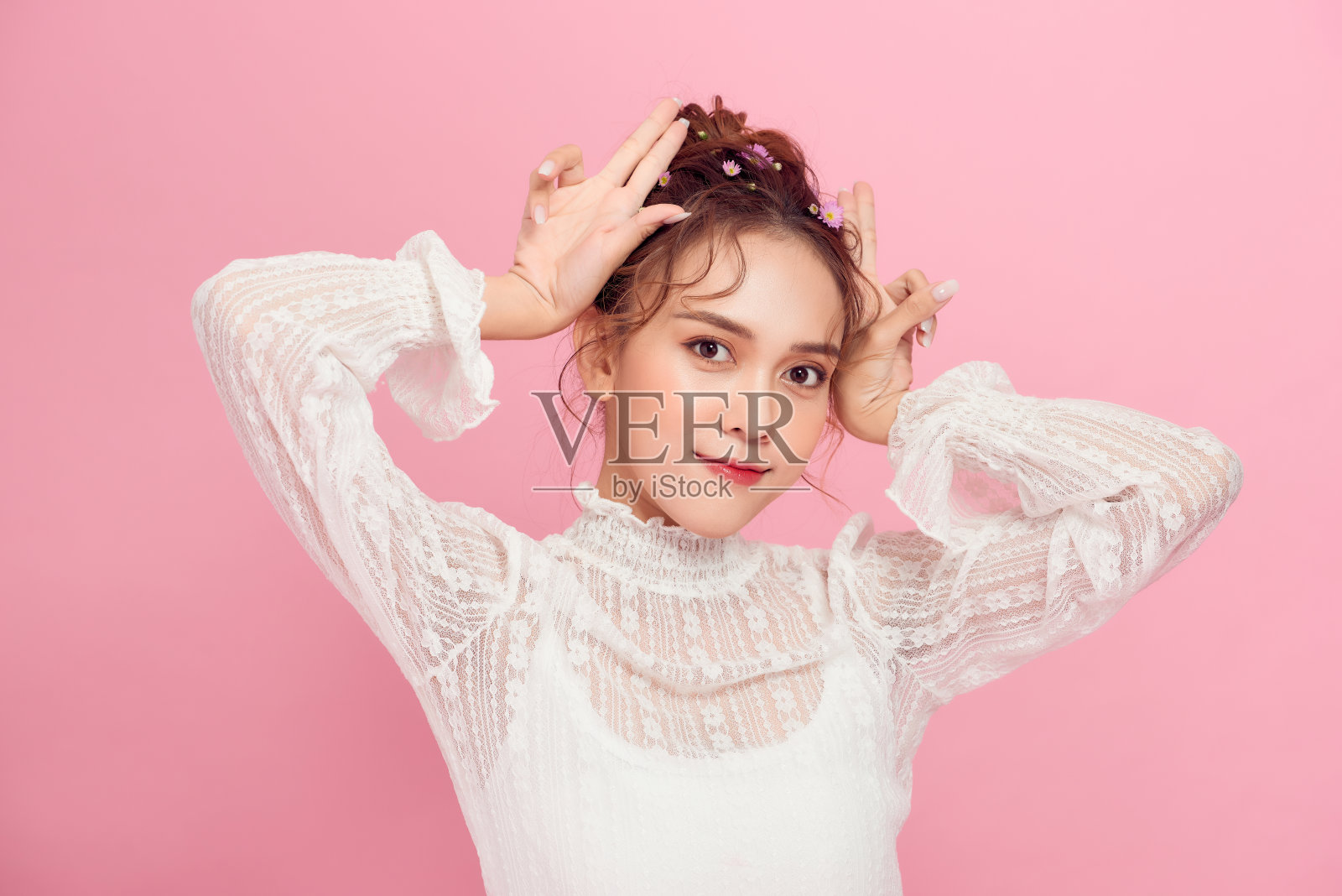 亚洲快乐肖像美丽可爱的年轻女子青少年站惊讶兴奋庆祝手势手掌照片摄影图片