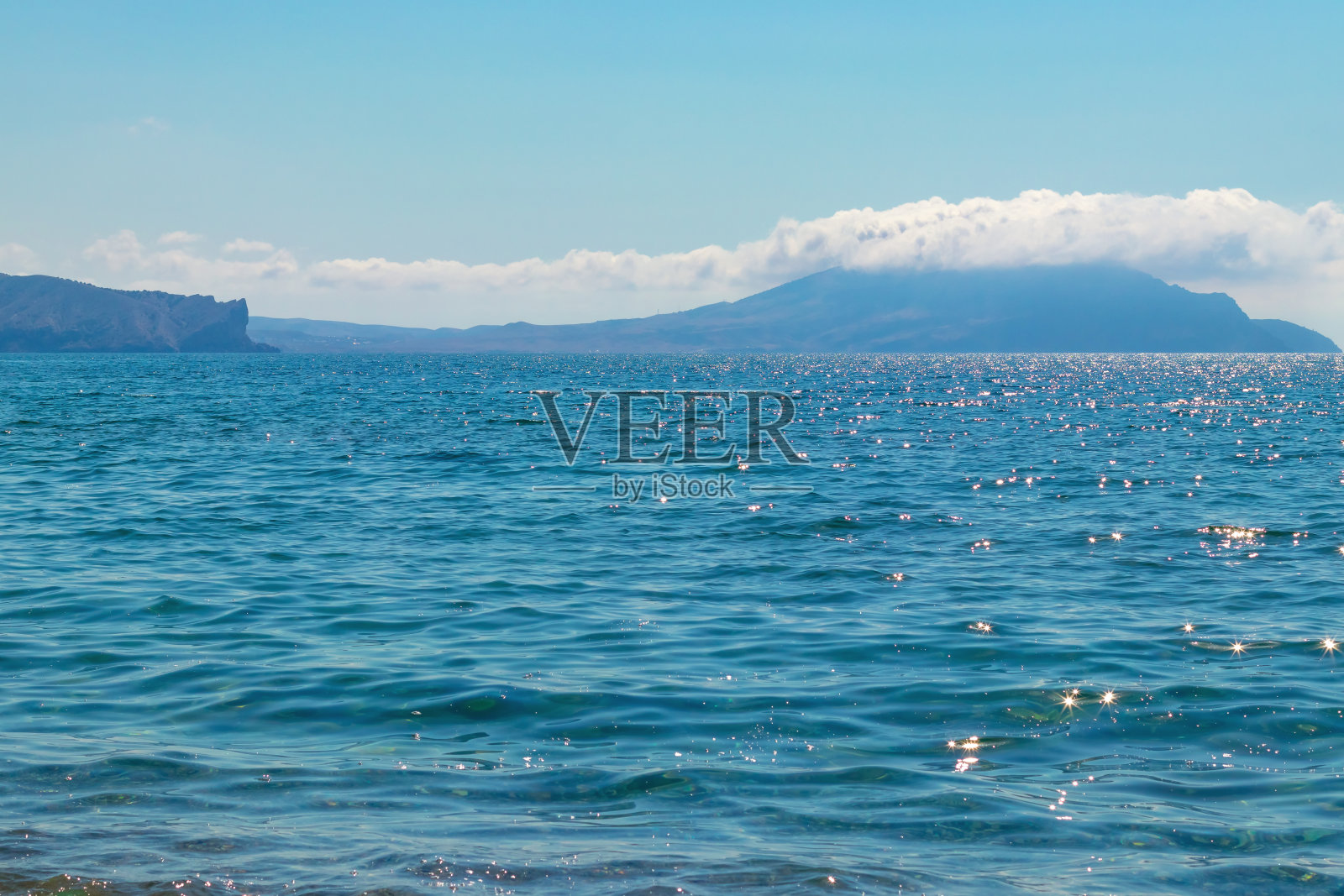 来自克里米亚绿湾新世界海滩的美丽风景。照片摄影图片