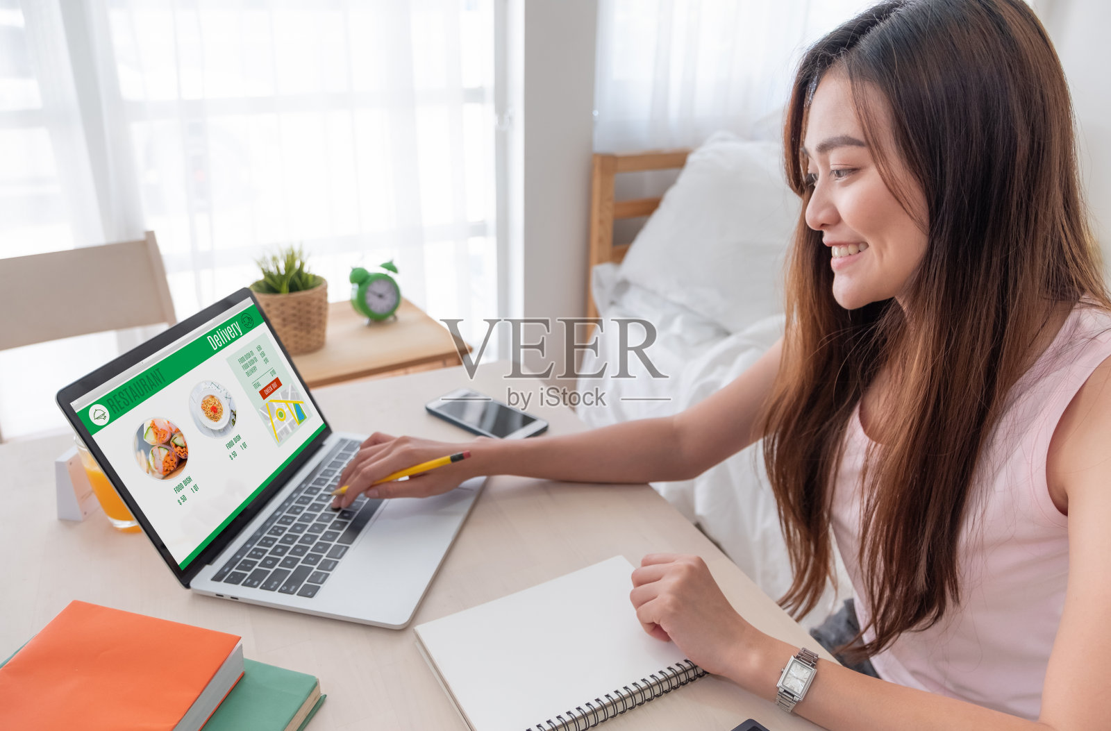 亚洲妇女在家里用笔记本电脑在网上订购杂货。新常态的数字生活方式与技术网上购物照片摄影图片