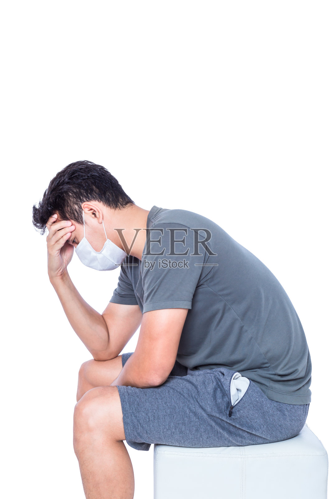 病人戴上卫生口罩，头痛。照片摄影图片