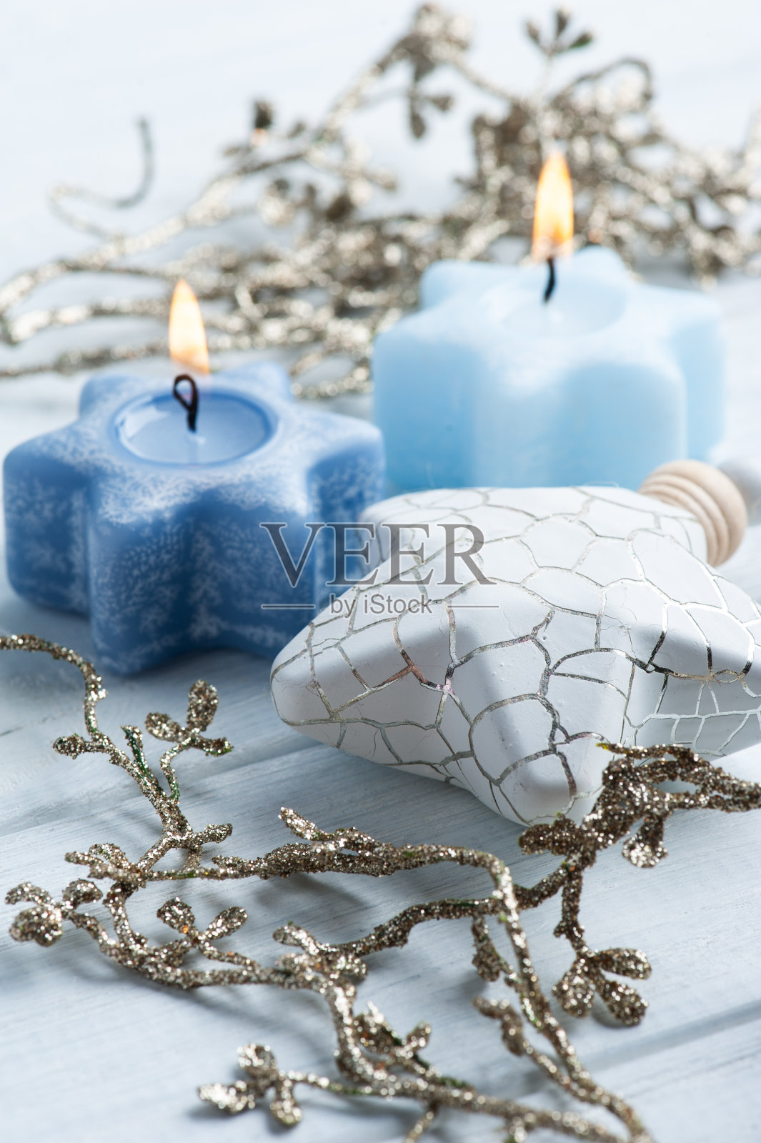 两支蓝色的圣诞香薰蜡烛照片摄影图片