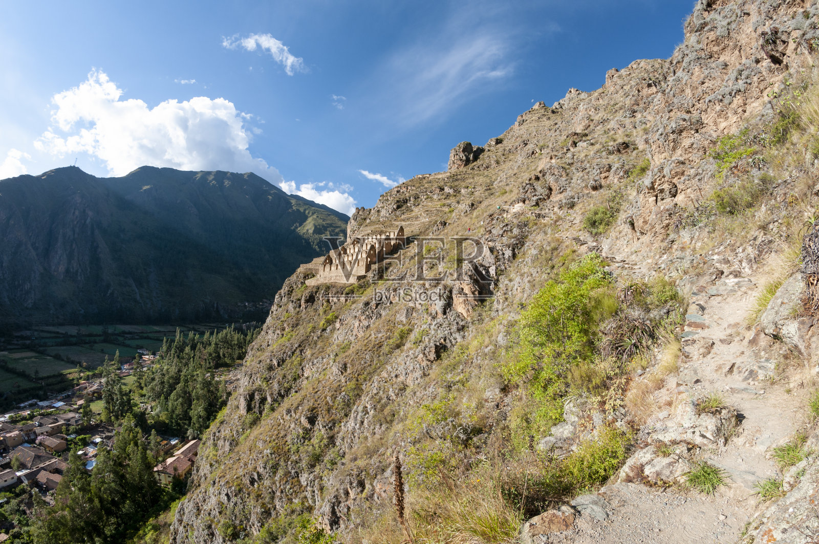 秘鲁奥兰塔坦博的印加粮仓照片摄影图片