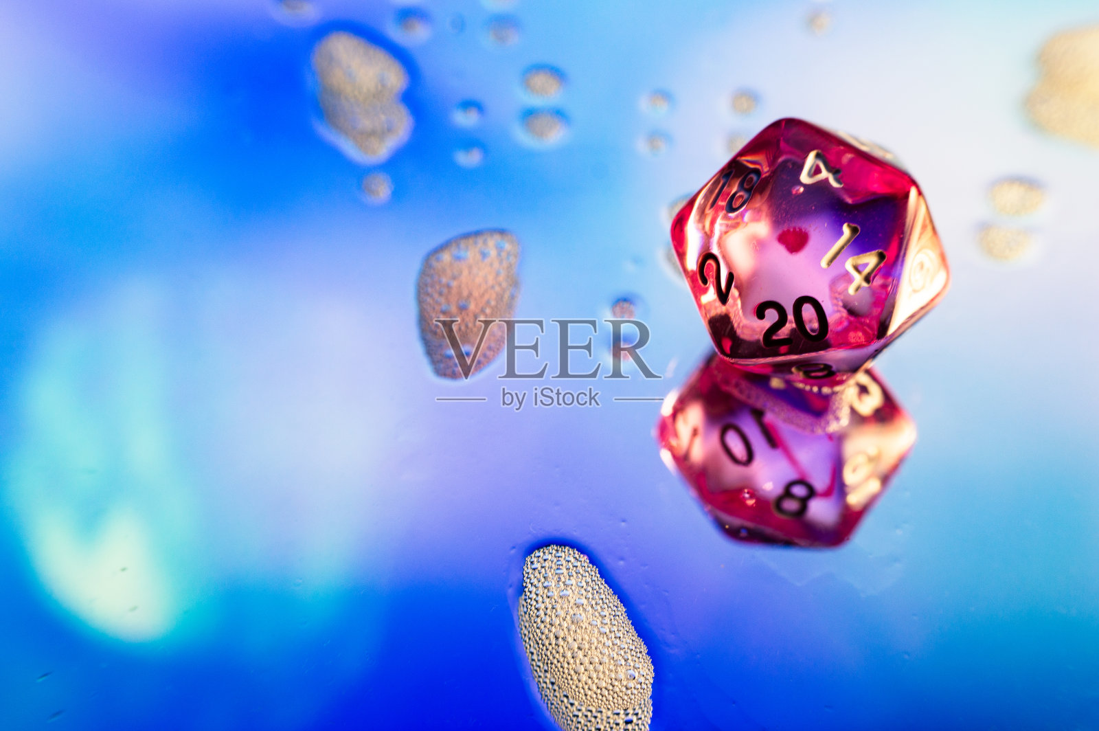 粉红色的骰子在反射面上带有汤泡照片摄影图片