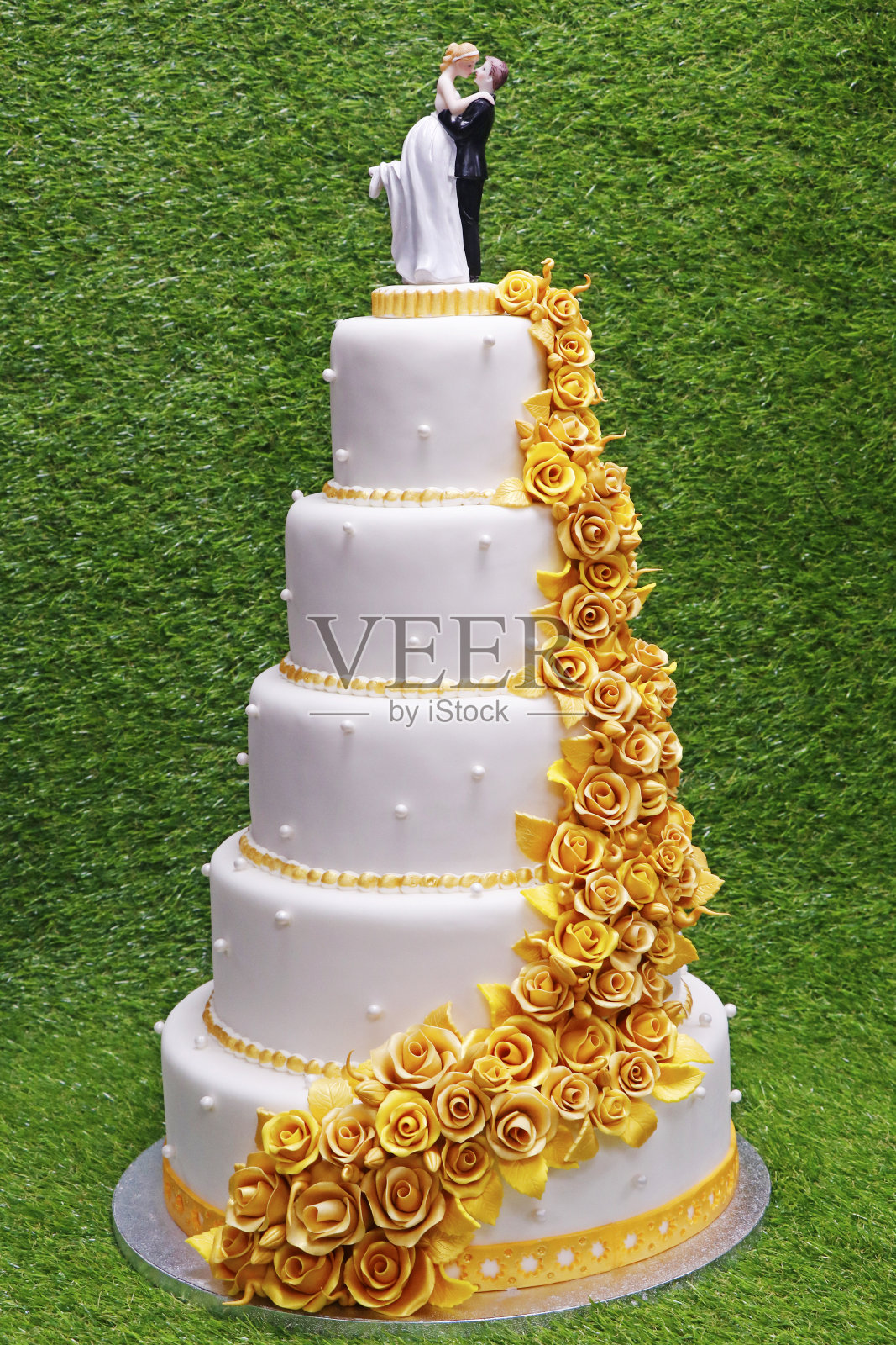 婚礼蛋糕新郎新娘玩偶绿色背景照片摄影图片