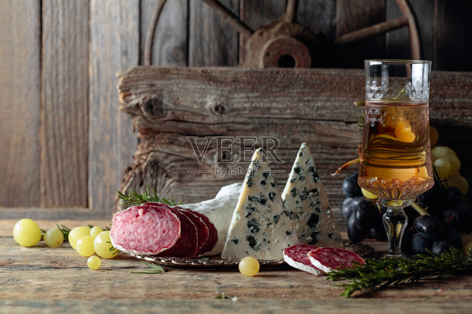 有酒和小吃的乡村静物画。照片摄影图片