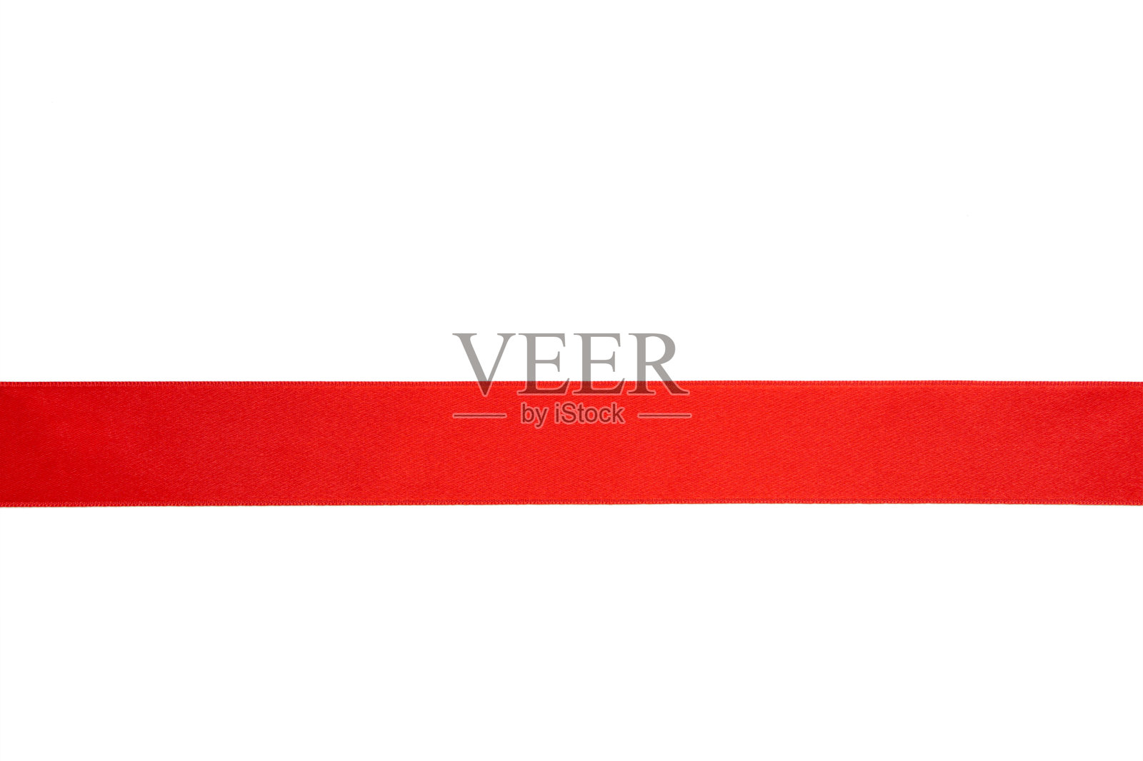 闪亮的红色丝带孤立在白色背景上。照片摄影图片