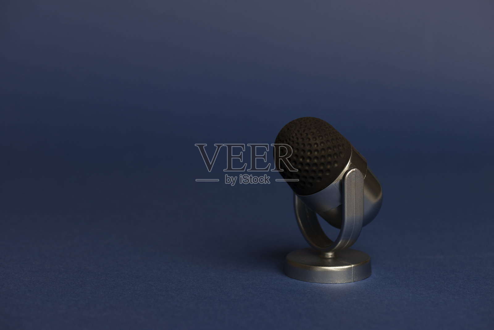 麦克风在蓝色的照片摄影图片