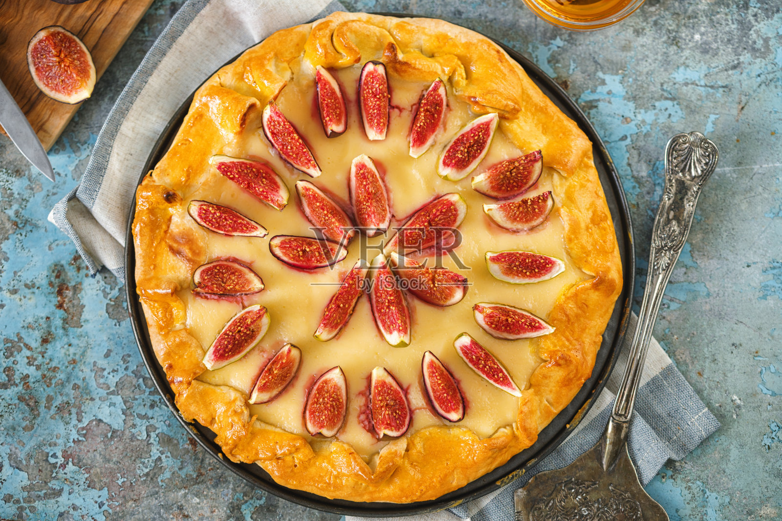 新鲜烤无花果饼或打开的无花果饼在乡村背景照片摄影图片