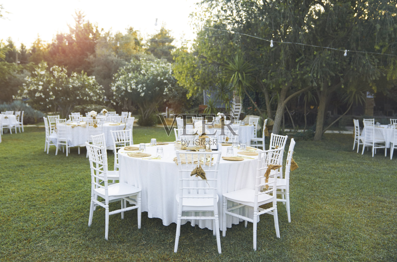 宴会或婚宴的餐桌布置。照片摄影图片