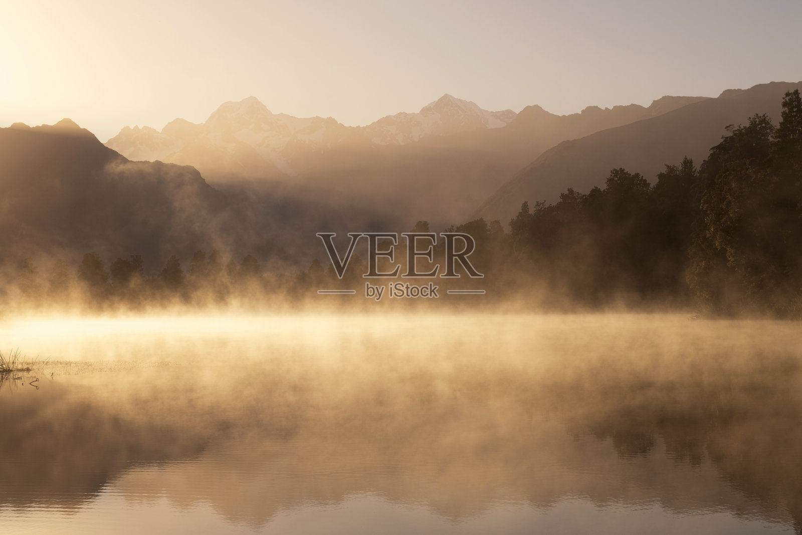在西南韦斯特兰的福克斯冰川附近，马西森湖上空的薄雾升起照片摄影图片
