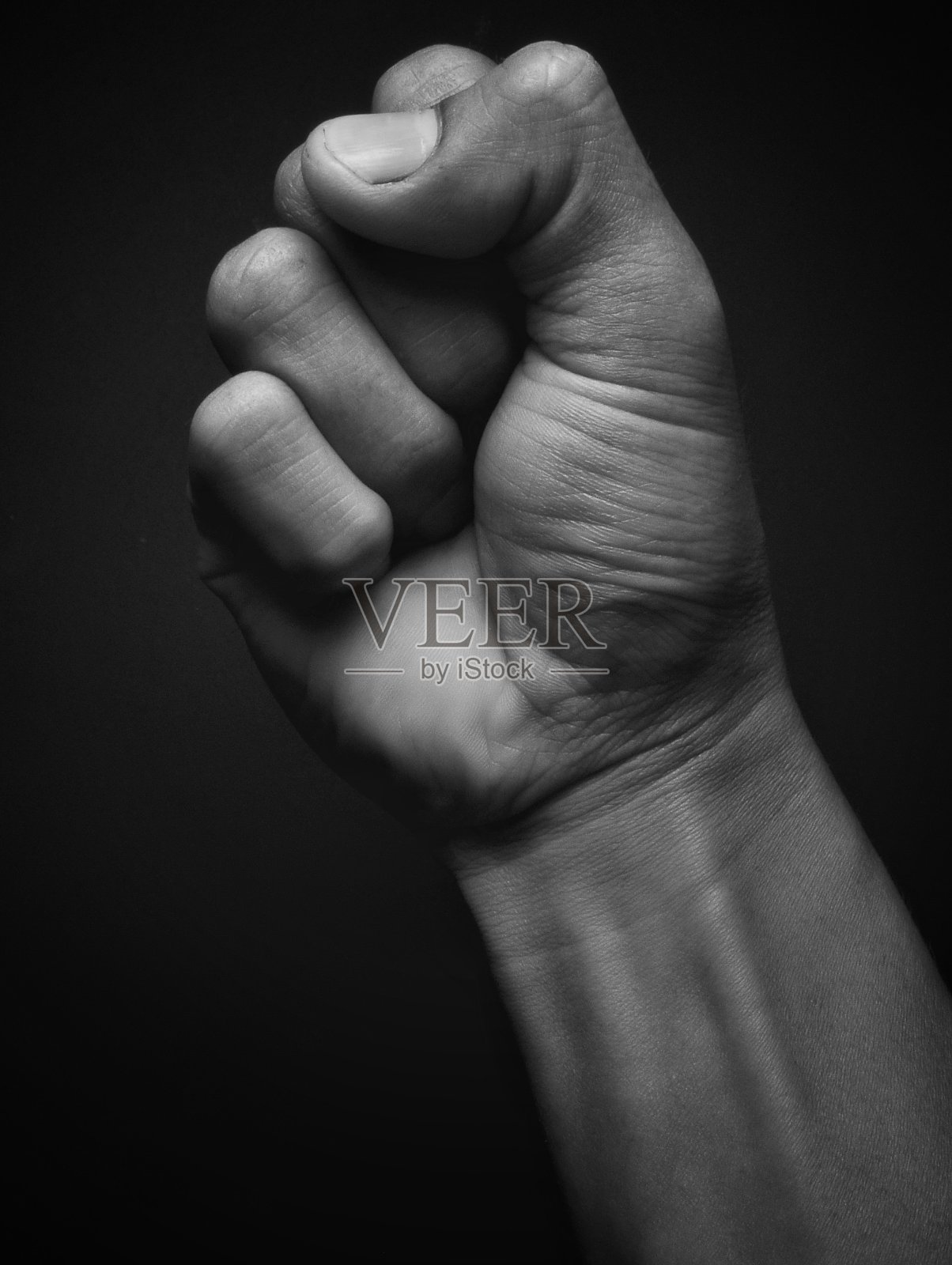 手拳手势孤立在黑色背景。男牵手照片摄影图片