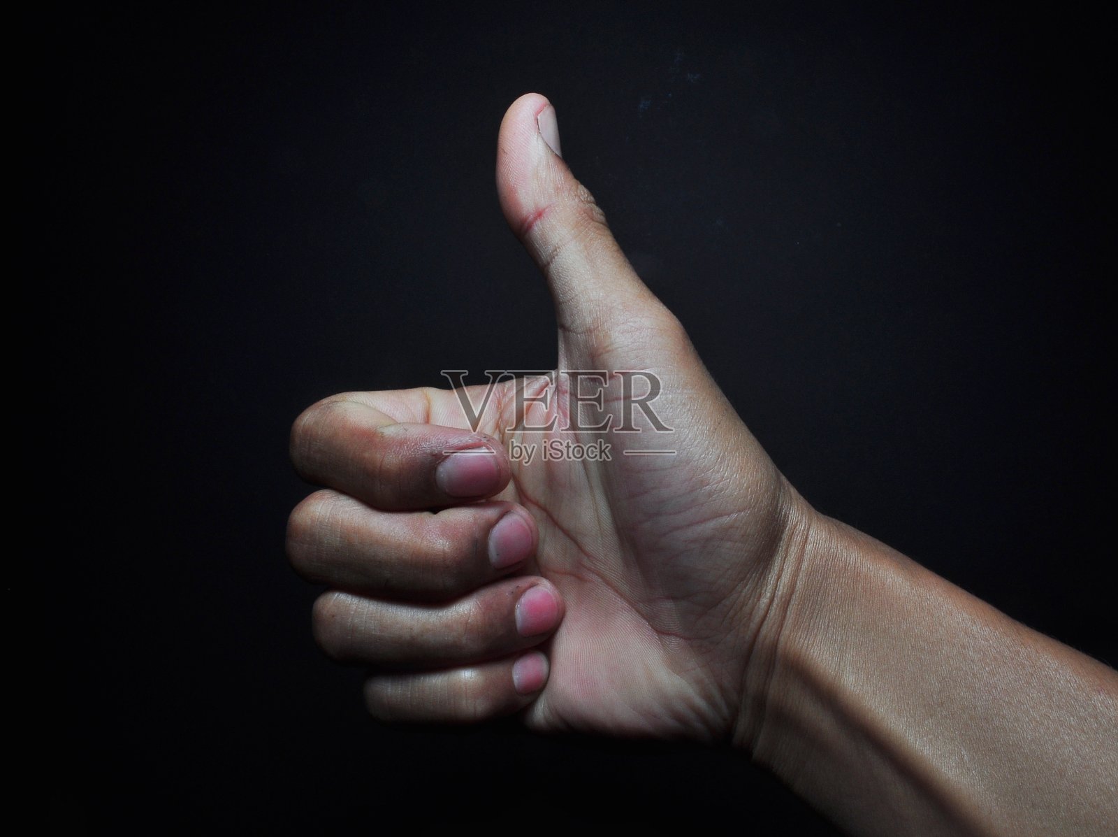 拇指向上的手势孤立在黑色背景照片摄影图片