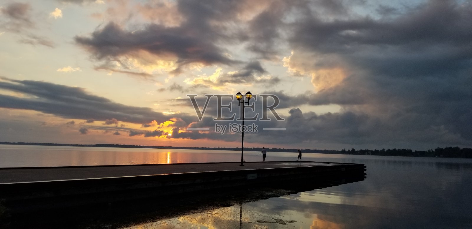 湖面上的日出。照片摄影图片