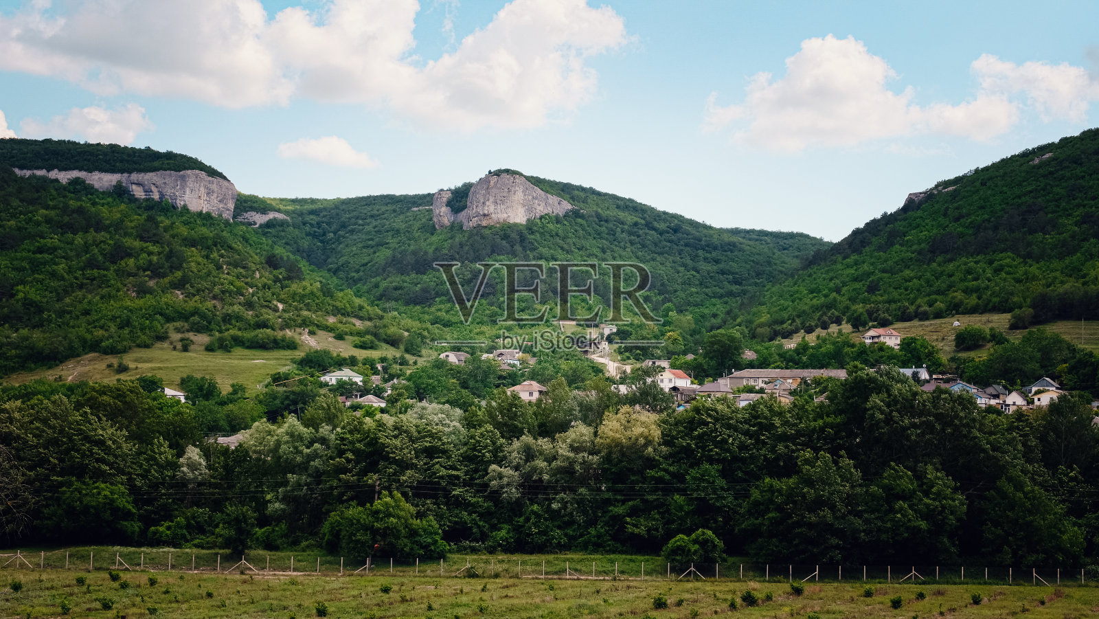 美丽的天空和云彩在阳光和绿色的山丘。照片摄影图片