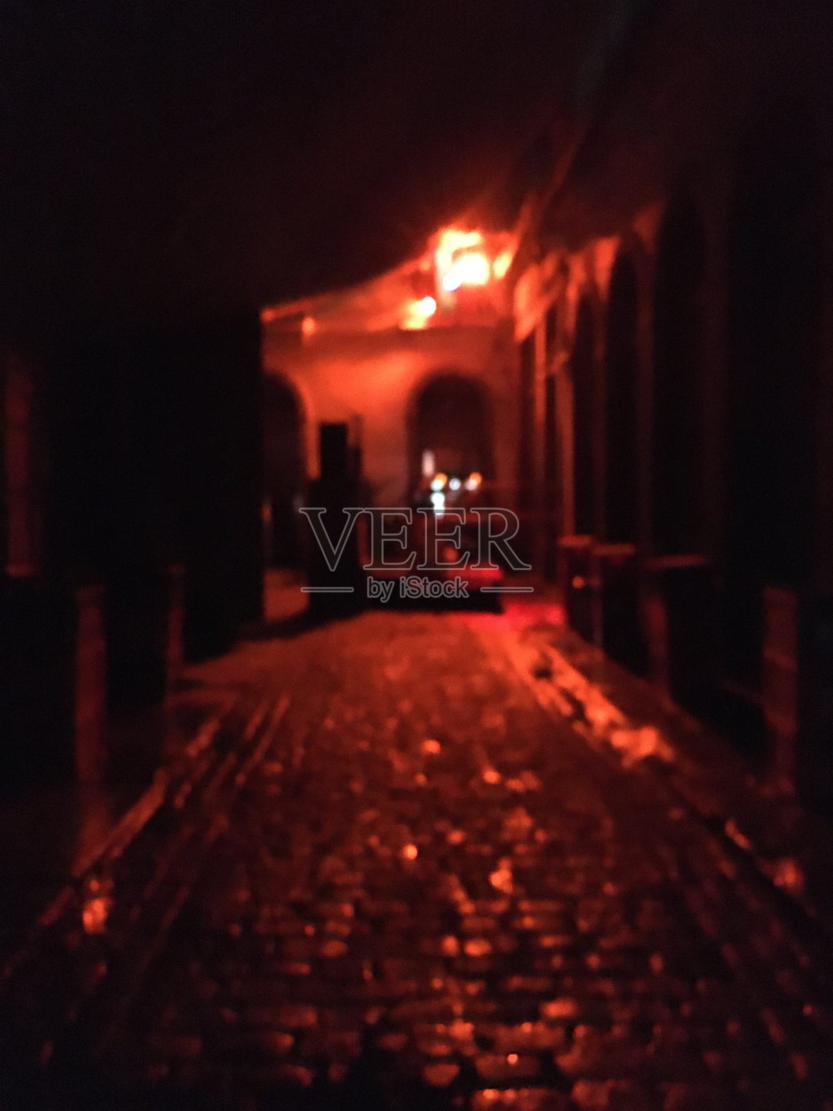 在夜色中模糊。照片摄影图片