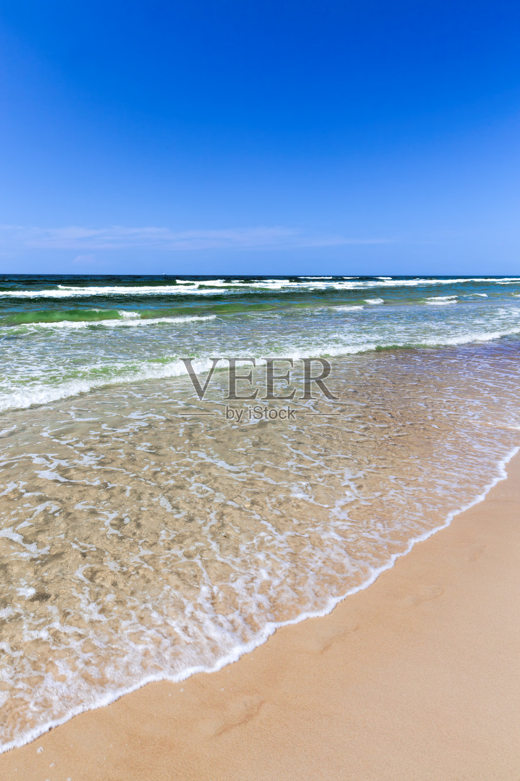 带着泡沫的波浪照片摄影图片