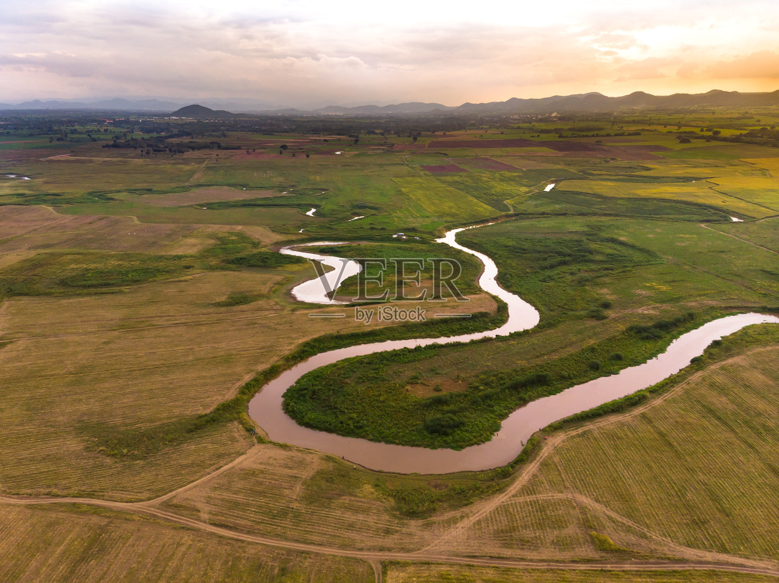 风景景观鸟瞰图野地河流和盆地对自然山，无人机拍摄热带景观，噪音和纹理处理照片摄影图片