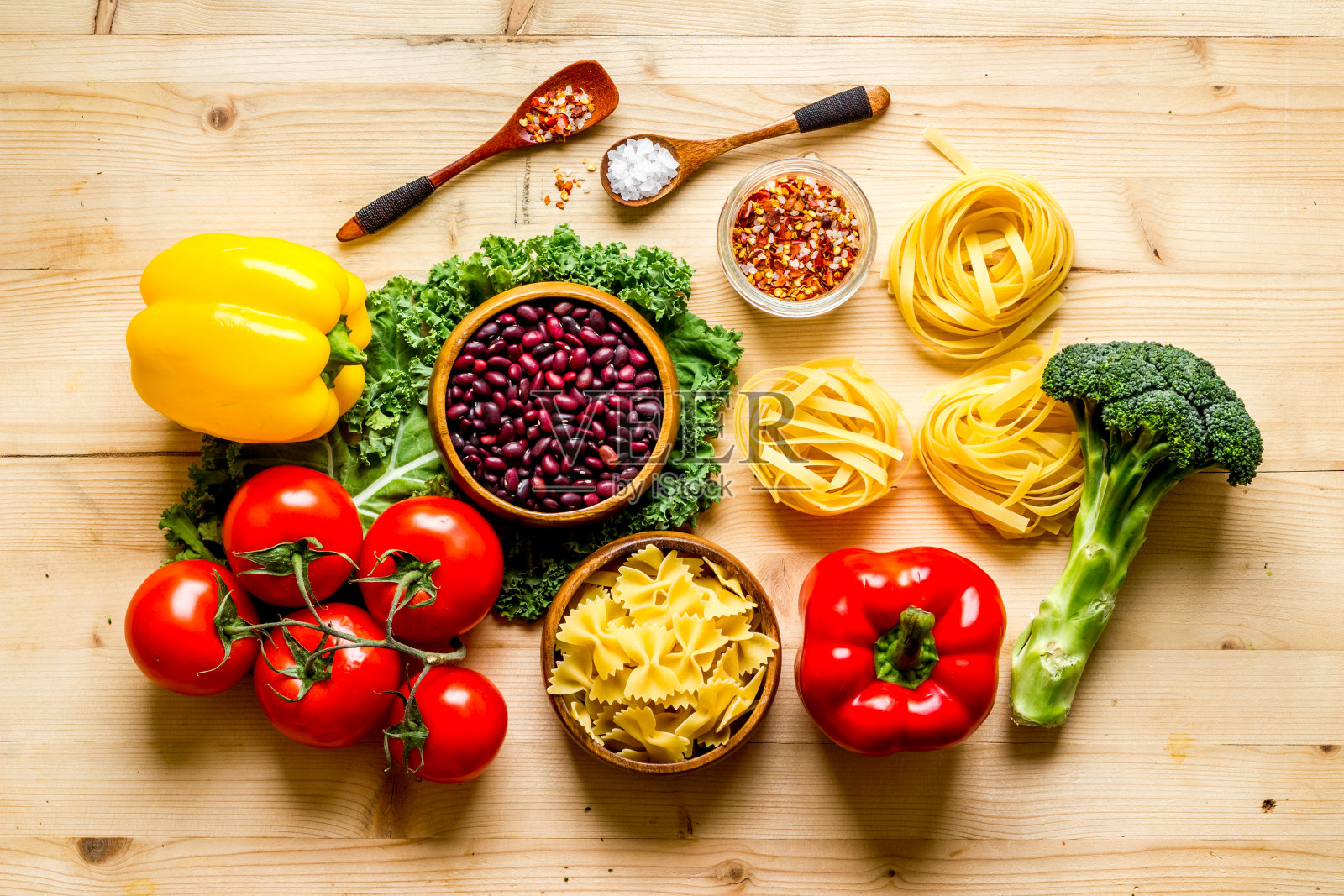 用生蔬菜、豆类和香草清洁饮食理念照片摄影图片